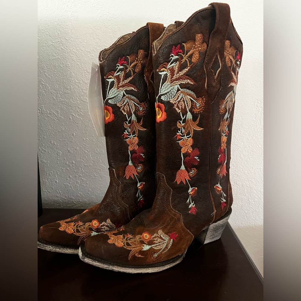 Cowgirl boots! 👢